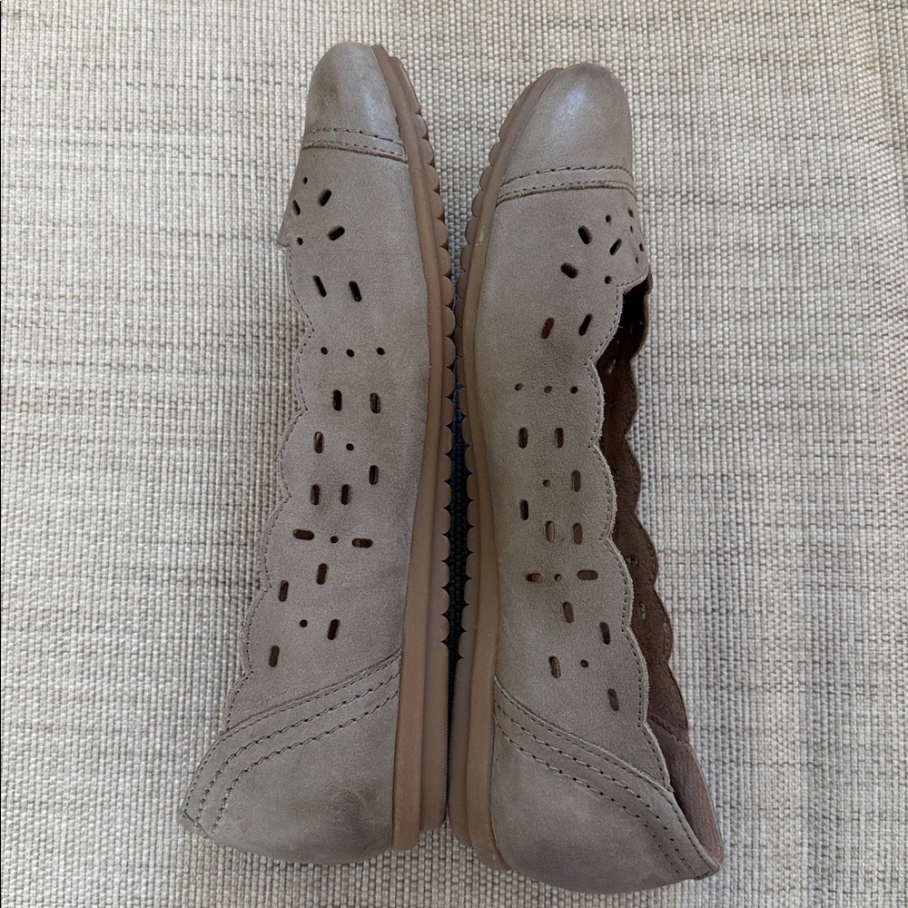 Cobb Hill Leather Suede ballet flats laser-cut detailing Tan Cushioned 8 WIDE - Picture 10 of 15